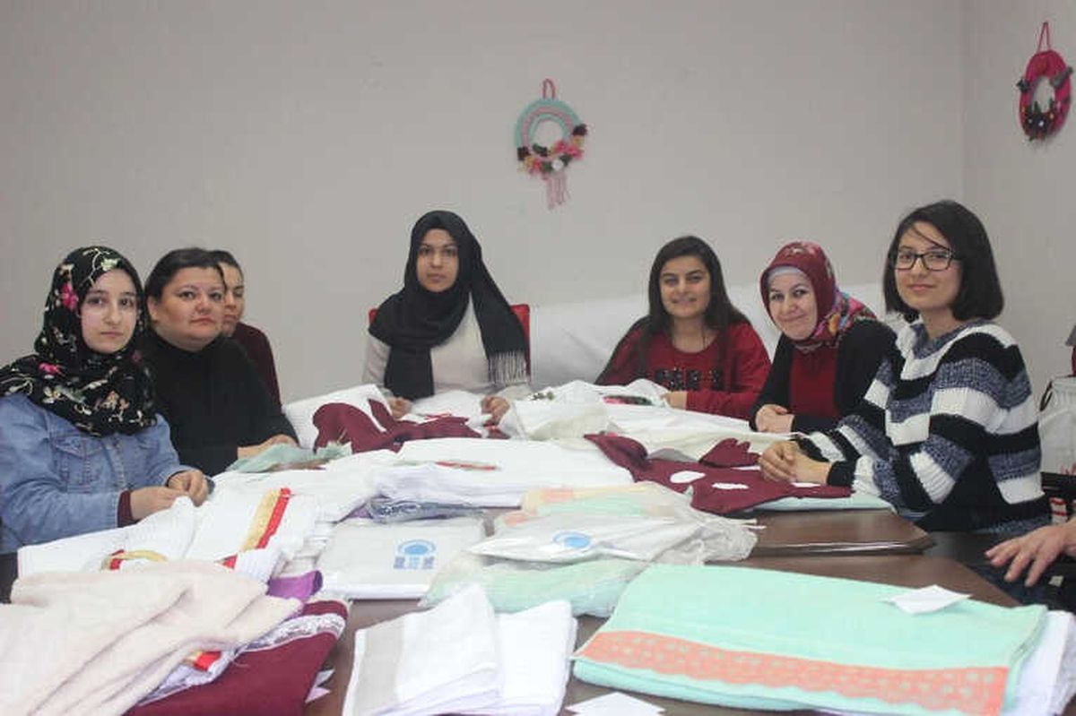 Engelli Bireyler Afrin\'deki Askerler İçin Havlu ve Seccade Dikti