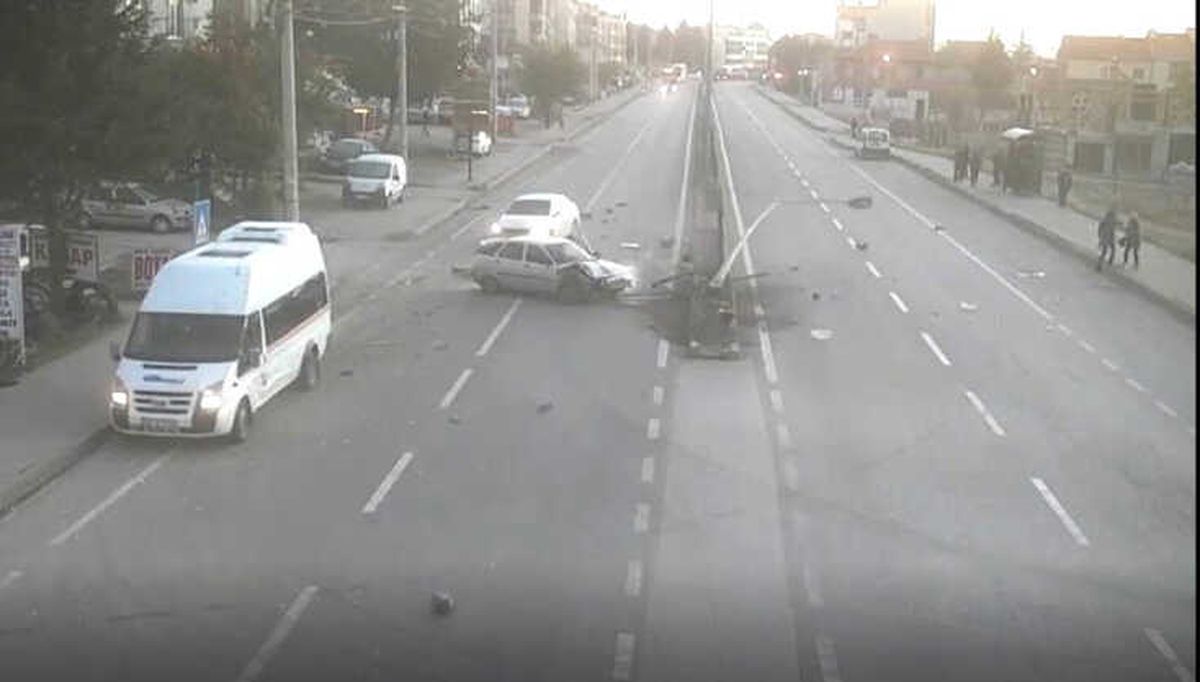 Eskişehir\'deki Trafik Kazaları Mobese Kameralarına Yansıdı