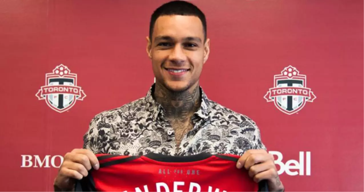 Fenerbahçe\'nin Eski Futbolcusu Van Der Wiel, Toronto FC\'ye Transfer Oldu