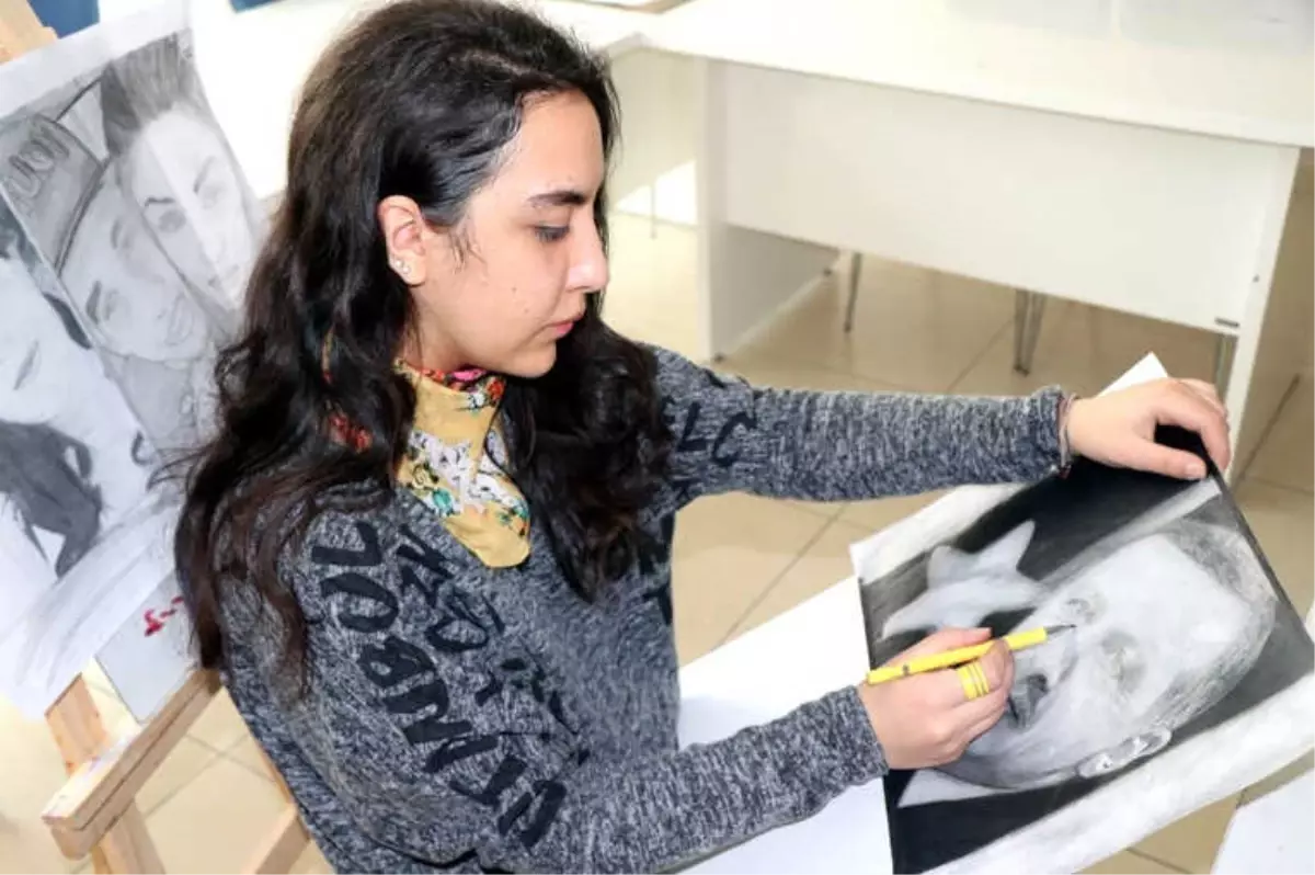 Genç Kız Karakalem Resimleri ile Geçimini Sağlıyor