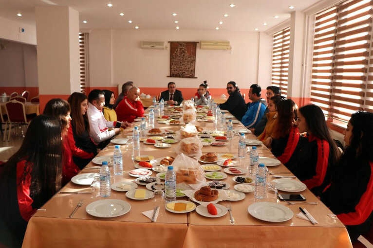 Gençlik Hizmetleri ve Spor İl Müdürü Ünlüer, Boksörler ile Buluştu