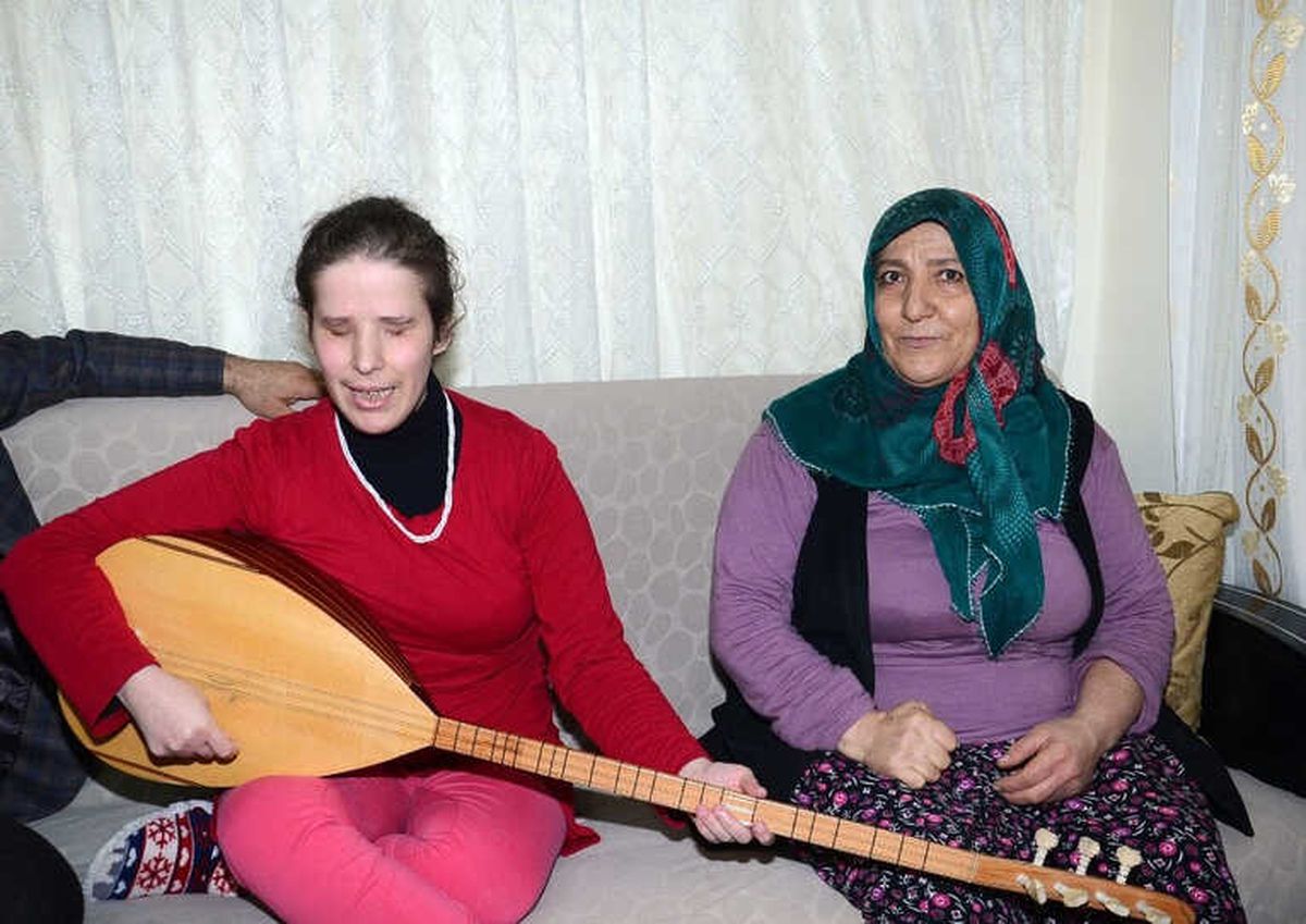 Görme Engelli Genç Kadından Mehmetçiklere Türkülü Destek