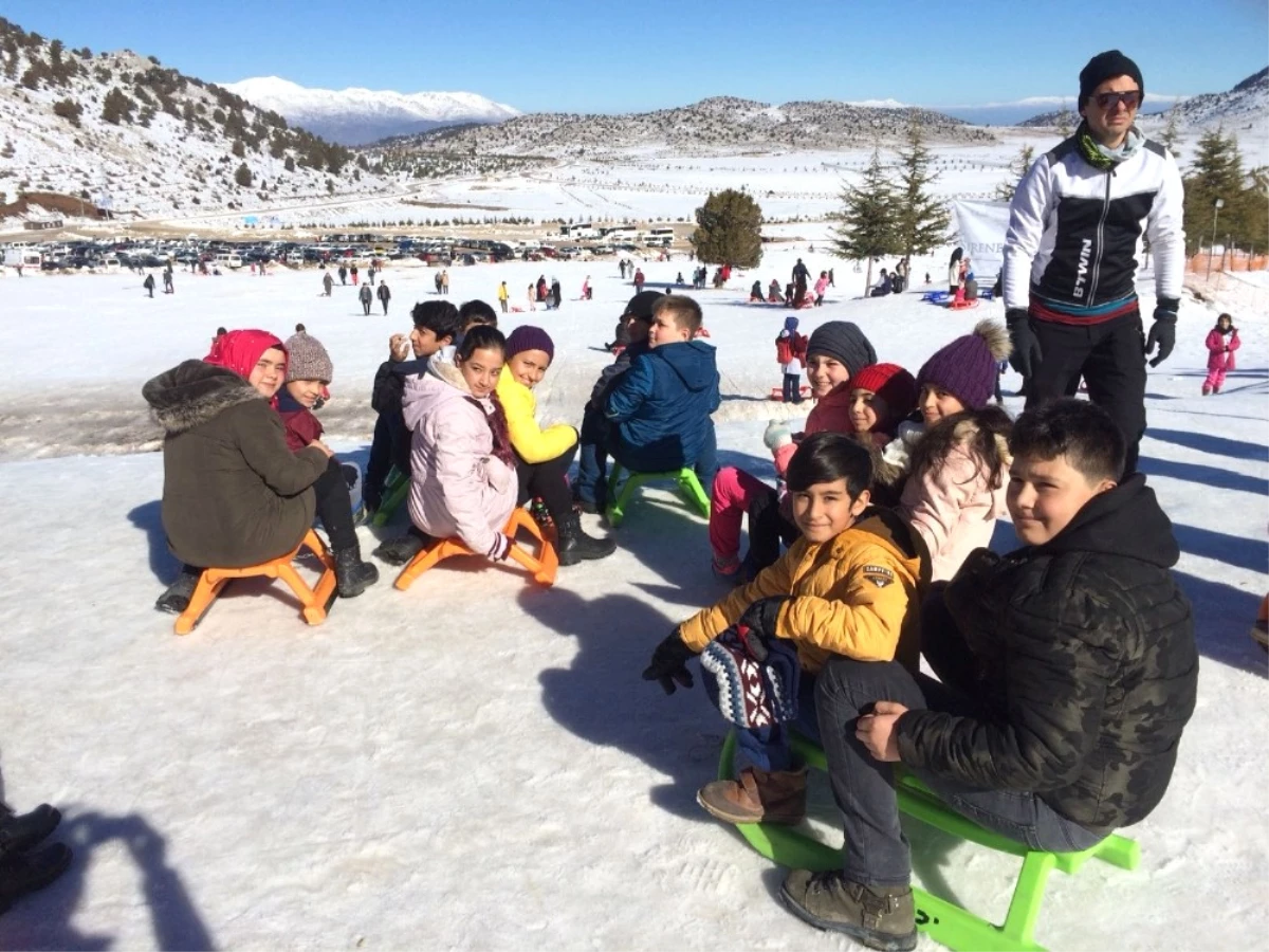 Isparta\'da Mahalle Muhtarı Takdir Belgesi Alan 40 Öğrenciyi Kayak Merkezine Götürdü