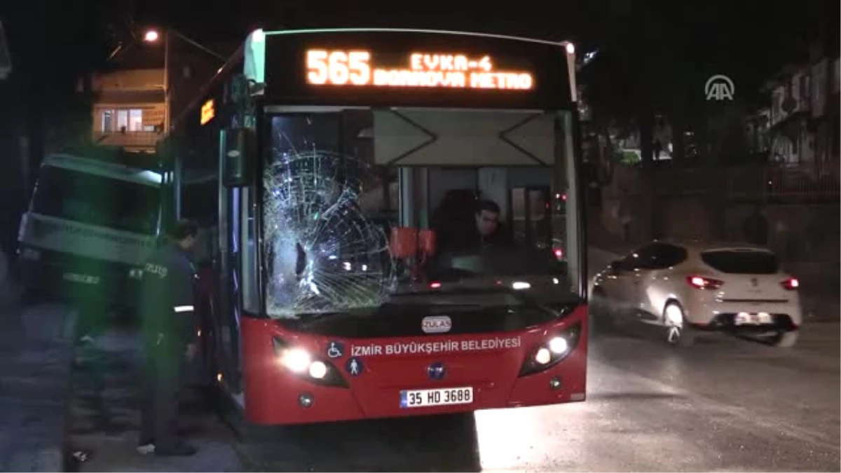 Kamyonet Duraktaki Belediye Otobüslerine Çarptı: 5 Yaralı