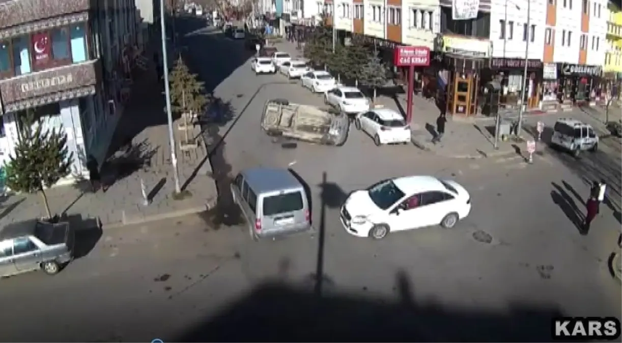 Kars\'ta Biri Ölümlü İki Trafik Kazası Mobese\'de