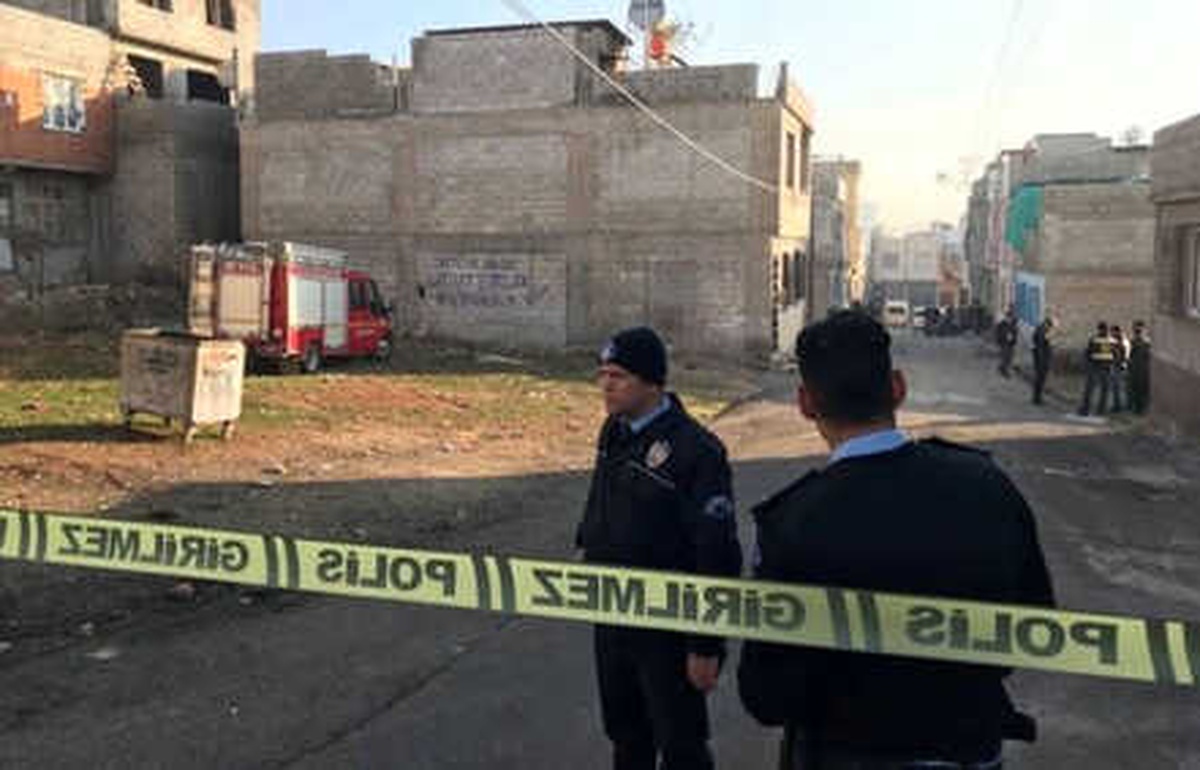 Kilis\'e Atılan Roket Lokantaya Düştü, Yaralılar Var