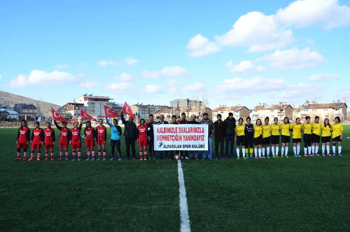 Kız Futbolculardan Mehmetçiğe Asker Selamı