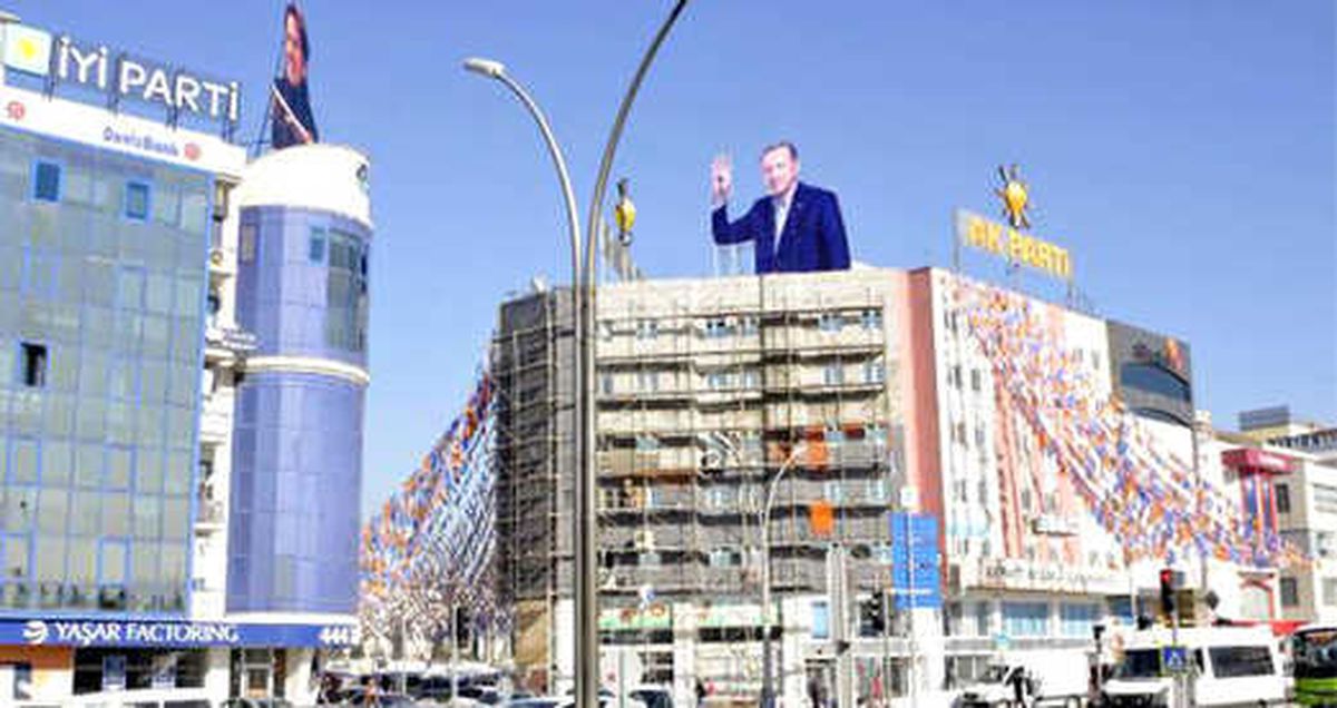 Kocaeli\'de Parti Binalarında Erdoğan ile Akşener\'in Fotoğrafları Karşı Karşıya Geldi