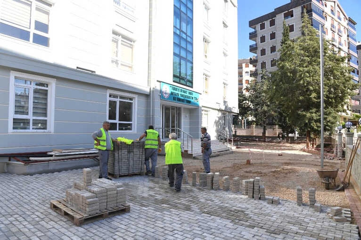 Konyaaltı Belediyesi\'nden Eğitim Kurumlarına Destek