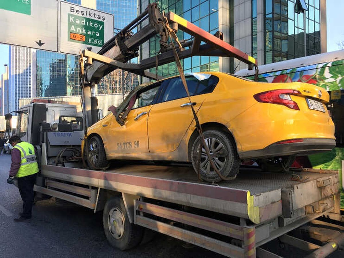 Sollama Yaparken Bir Araca Çarpan Ticari Taksi Takla Attı