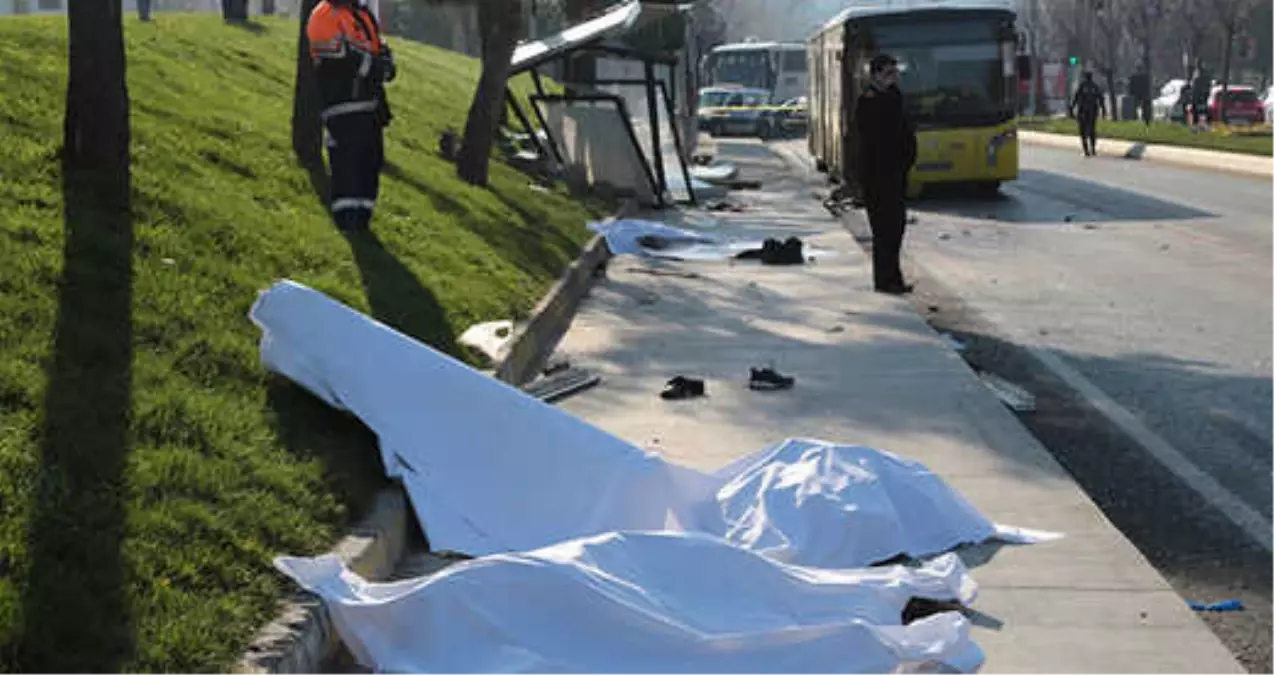 Üsküdar\'da Feci Kaza! Yolcu Otobüsü Durağa Daldı: 3 Ölü, 5 Yaralı
