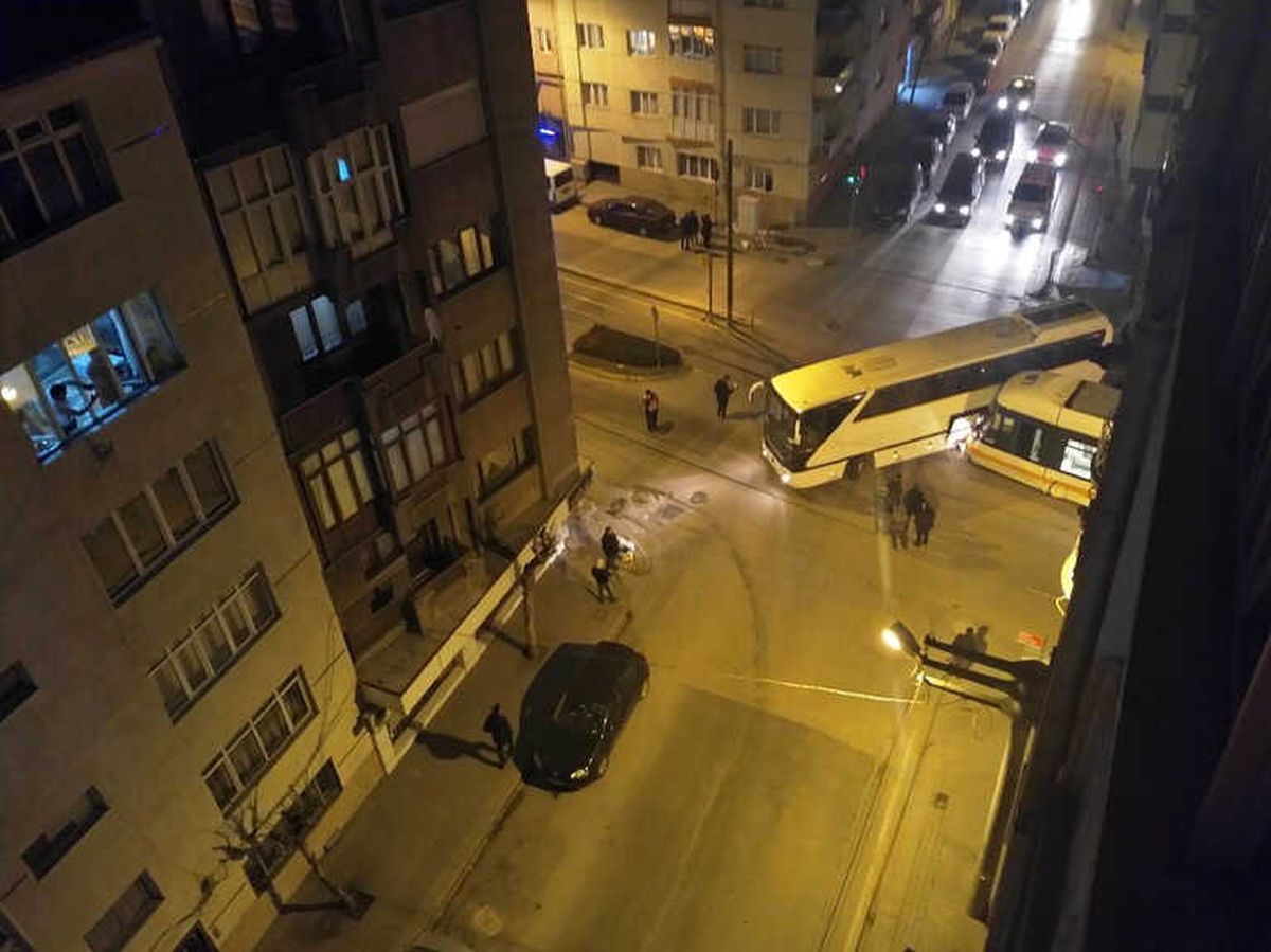 Tramvay ile Otobüs Çarpıştı