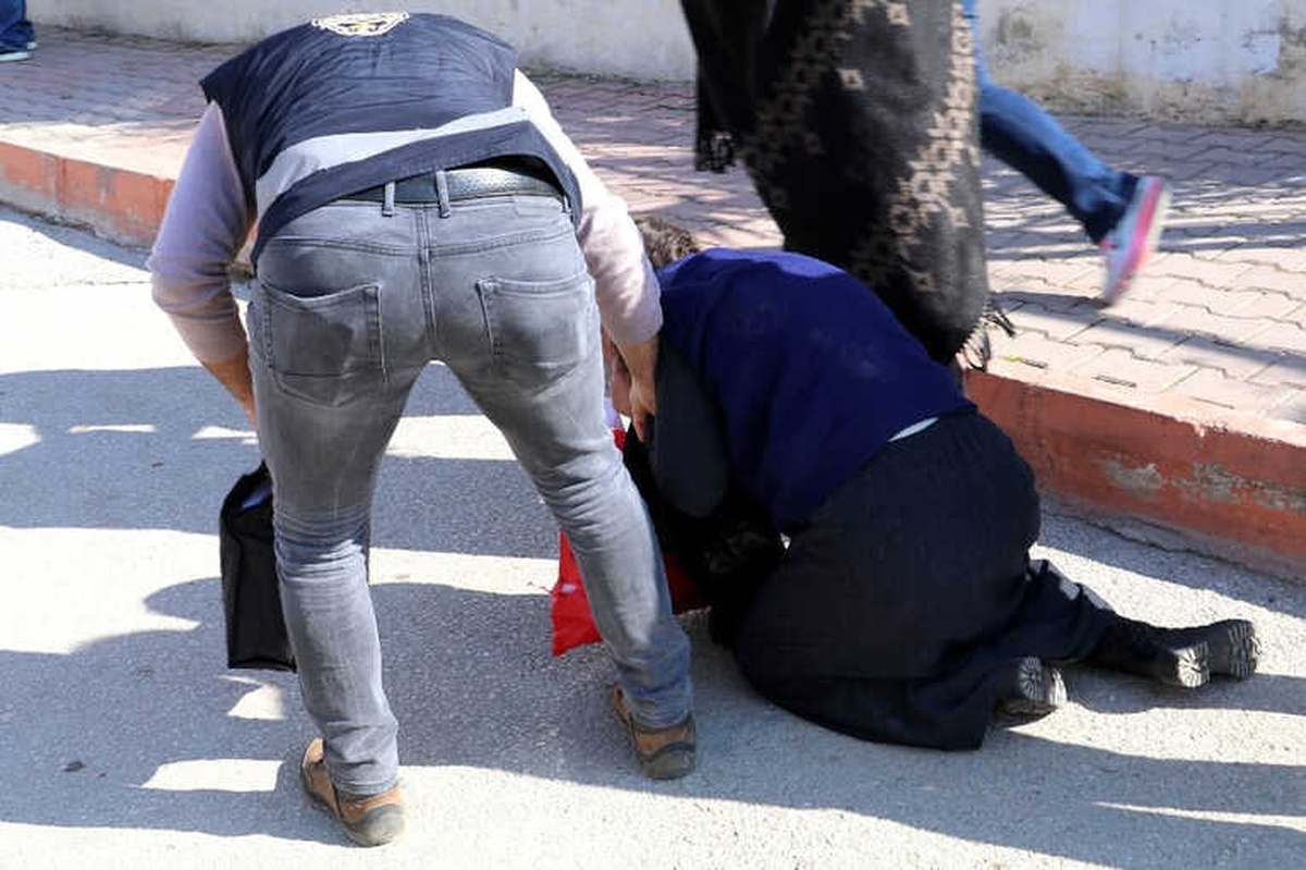 Yan Kesici Kadından Polise \'Sigara\' Sitemi