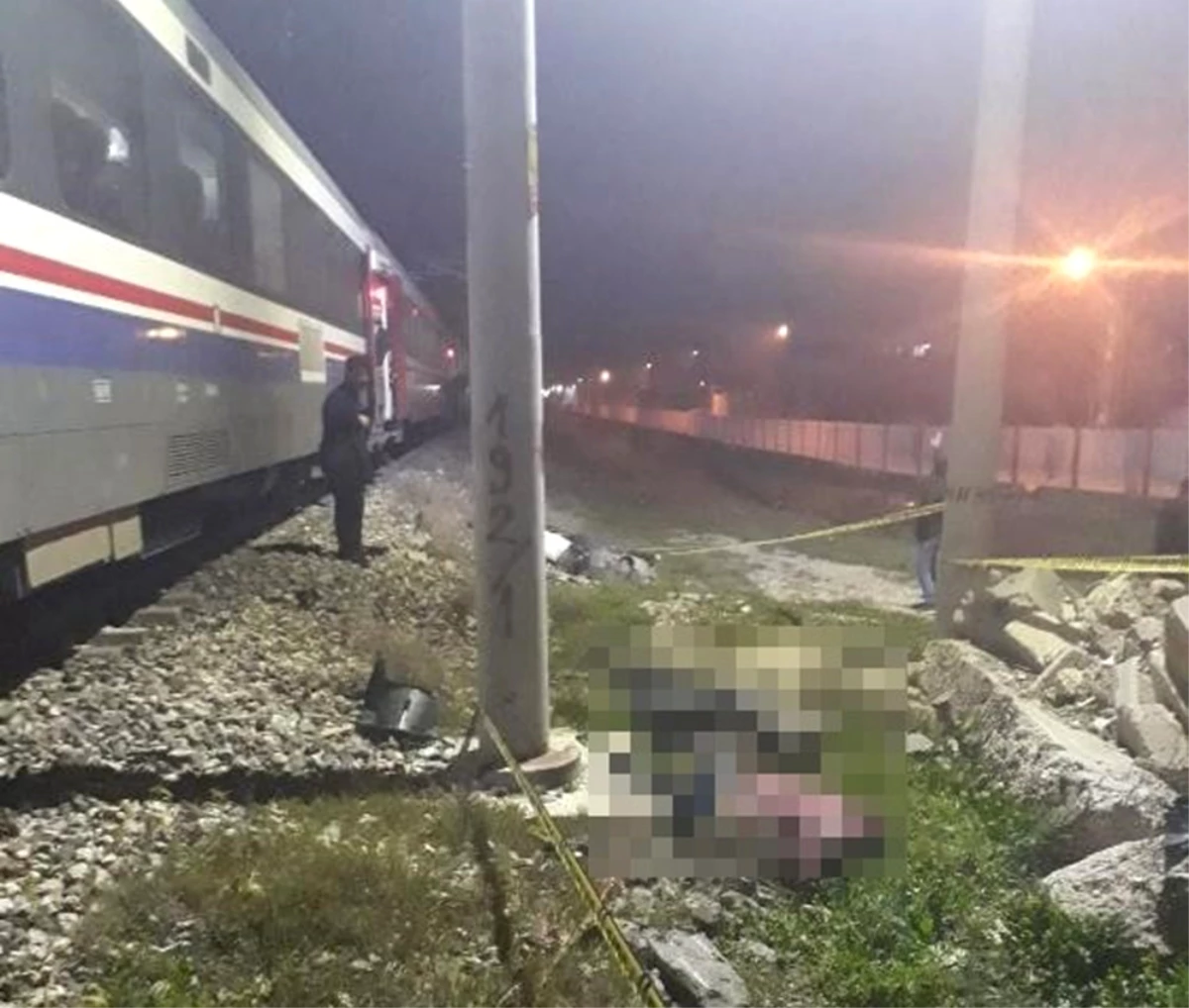 Adana\'da Yolcu Treninin Çarptığı 2 Genç Öldü, Şehir Meydanı Karıştı