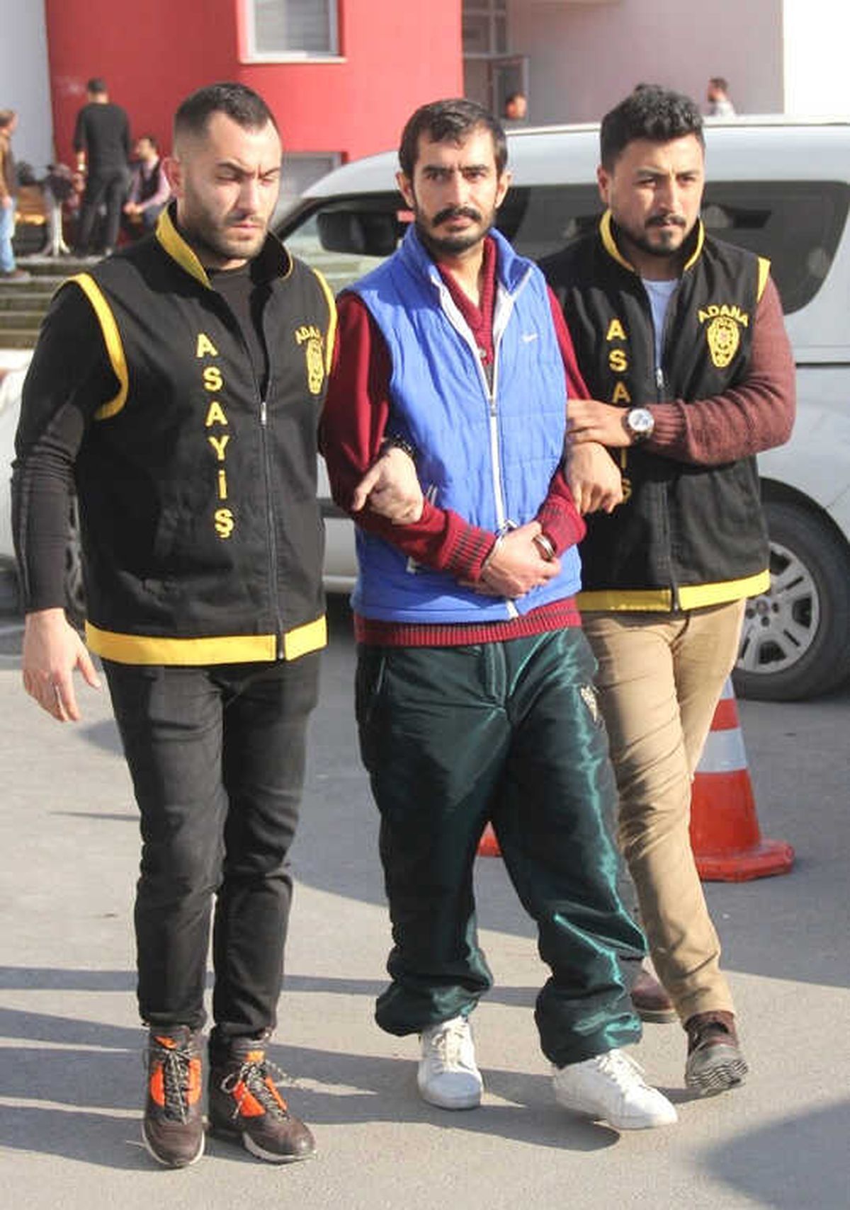 23 Yıl 9 Ay Hapisle Aranan Şahıs Garson Polisler Tarafından Yakalandı