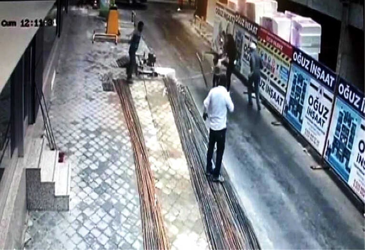 Anne Kızını Ölümden Saniyelerle Kurtardı
