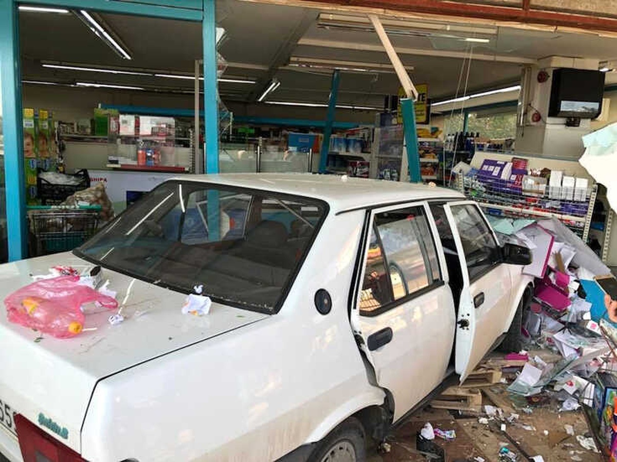 Antalya\'da İki Otomobil Markete Girdi