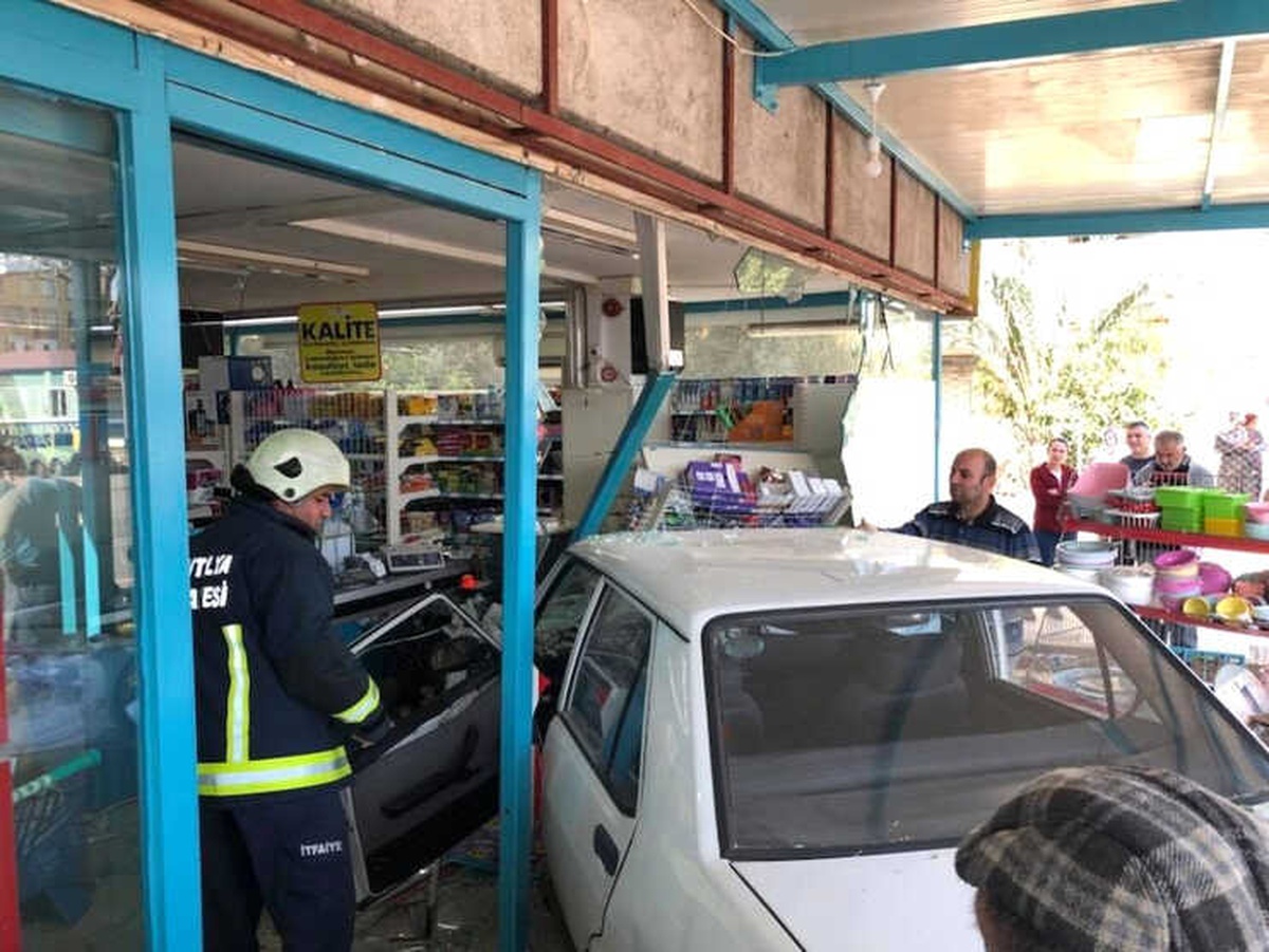 Antalya\'da İki Otomobil Markete Girdi