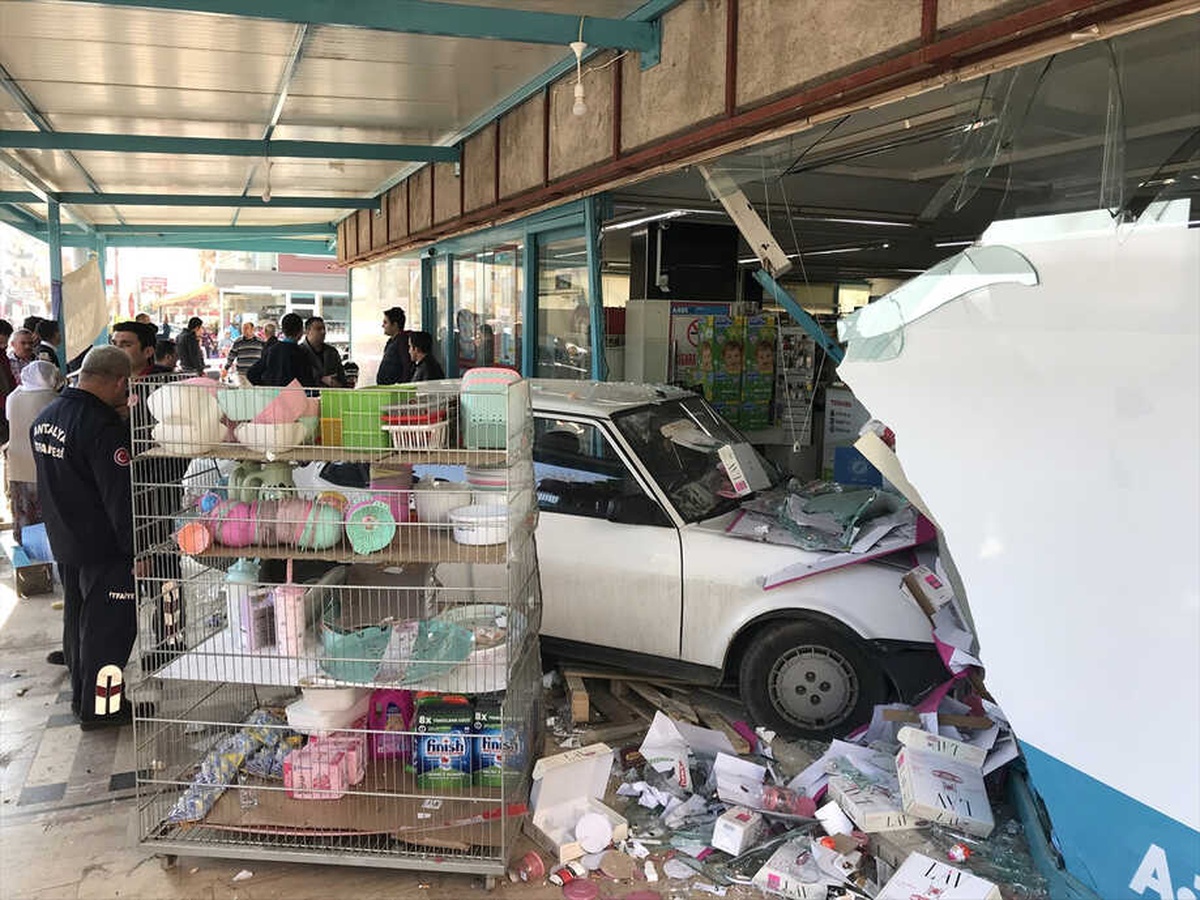 Antalya\'da Otomobiller Markete Girdi: 2 Yaralı