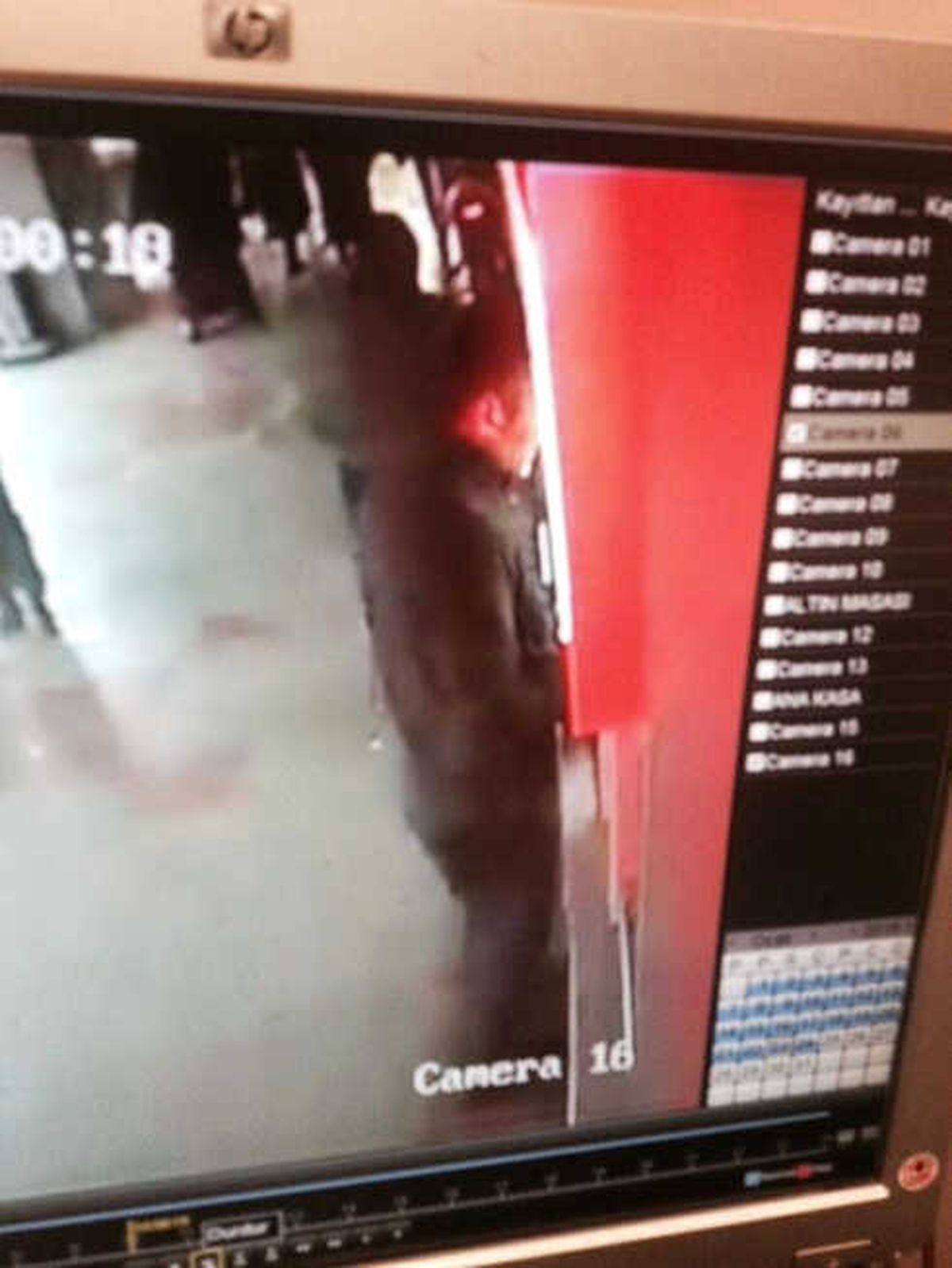 Atm Kullanmayı Bilmeyen Kadını Dolandırırken Kameralara Yakalandı