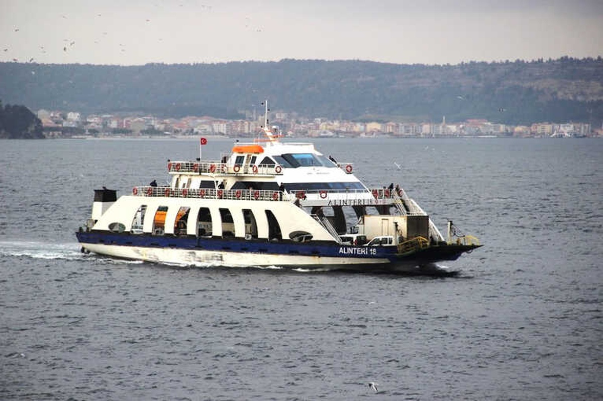 Bozcaada\'da Feribot Seferlerine Fırtına Engeli