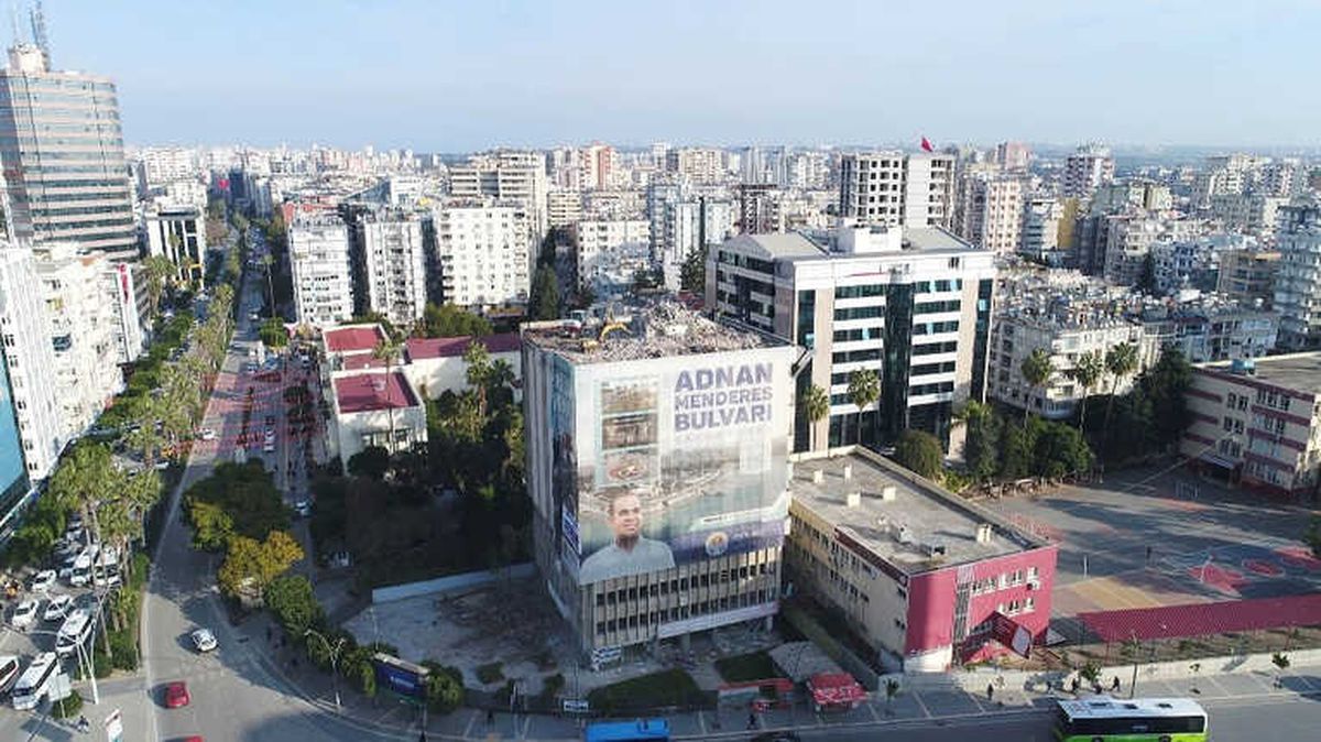 Büyükşehir, Thk Binasının Yıkımına Başladı