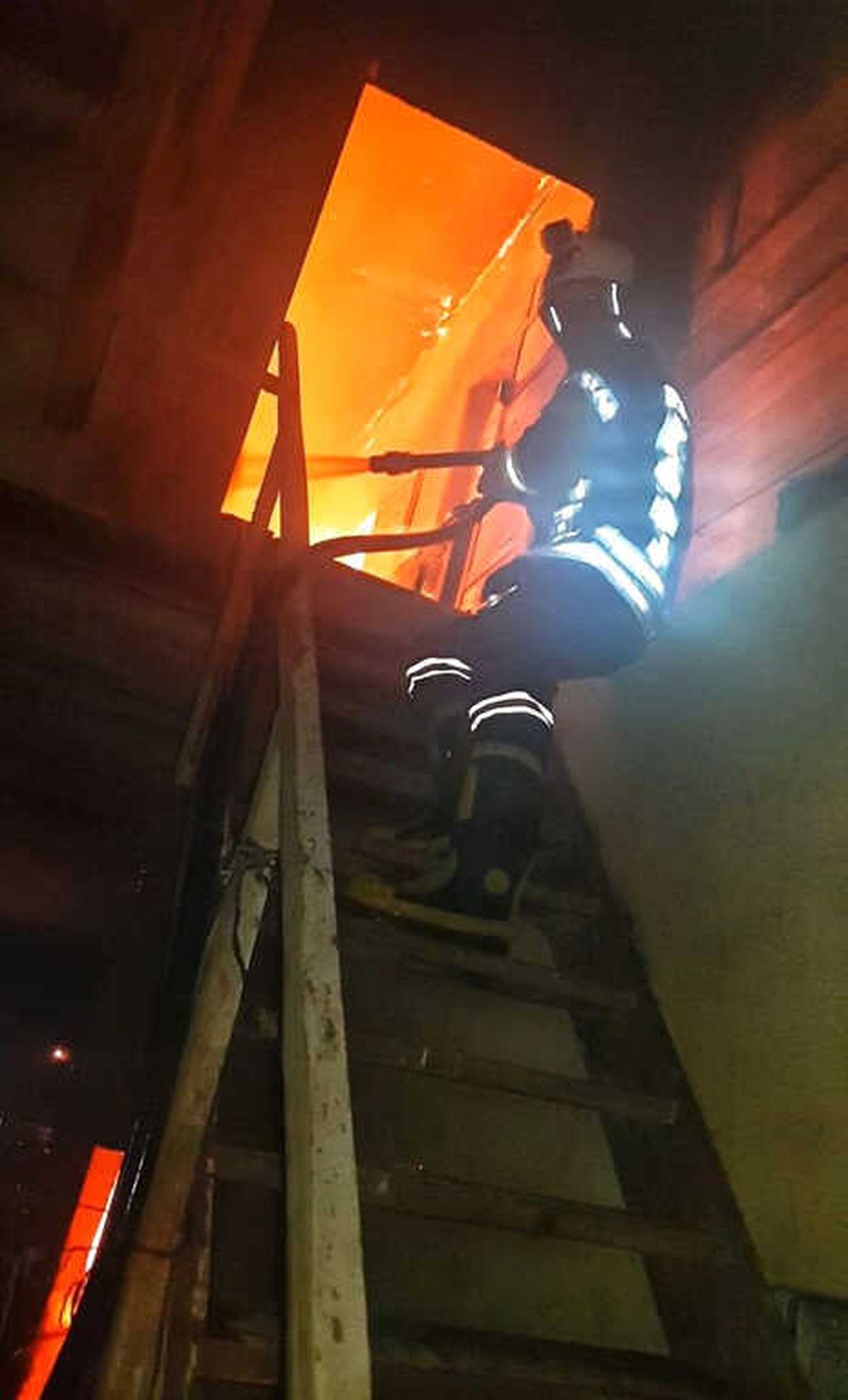 Çift Katlı Çiftlik Evi Küle Döndü