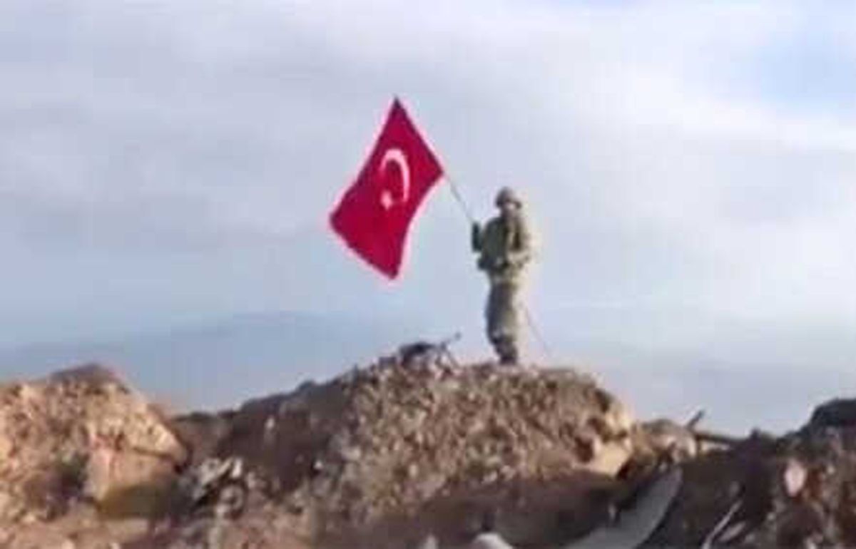 Türk Bayrağı, Darmık Dağı\'na Dikildi