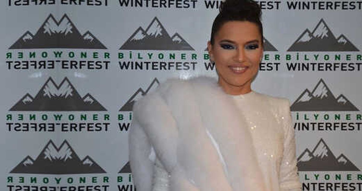 Demet Akalın, Doğum Günü Olan Bir Hayranına Elbisesini Hediye Etti