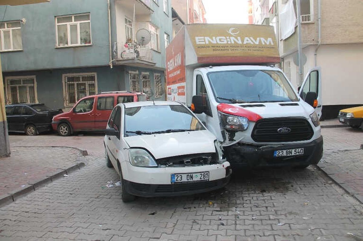 Elazığ\'da Trafik Kazası: 2 Yaralı