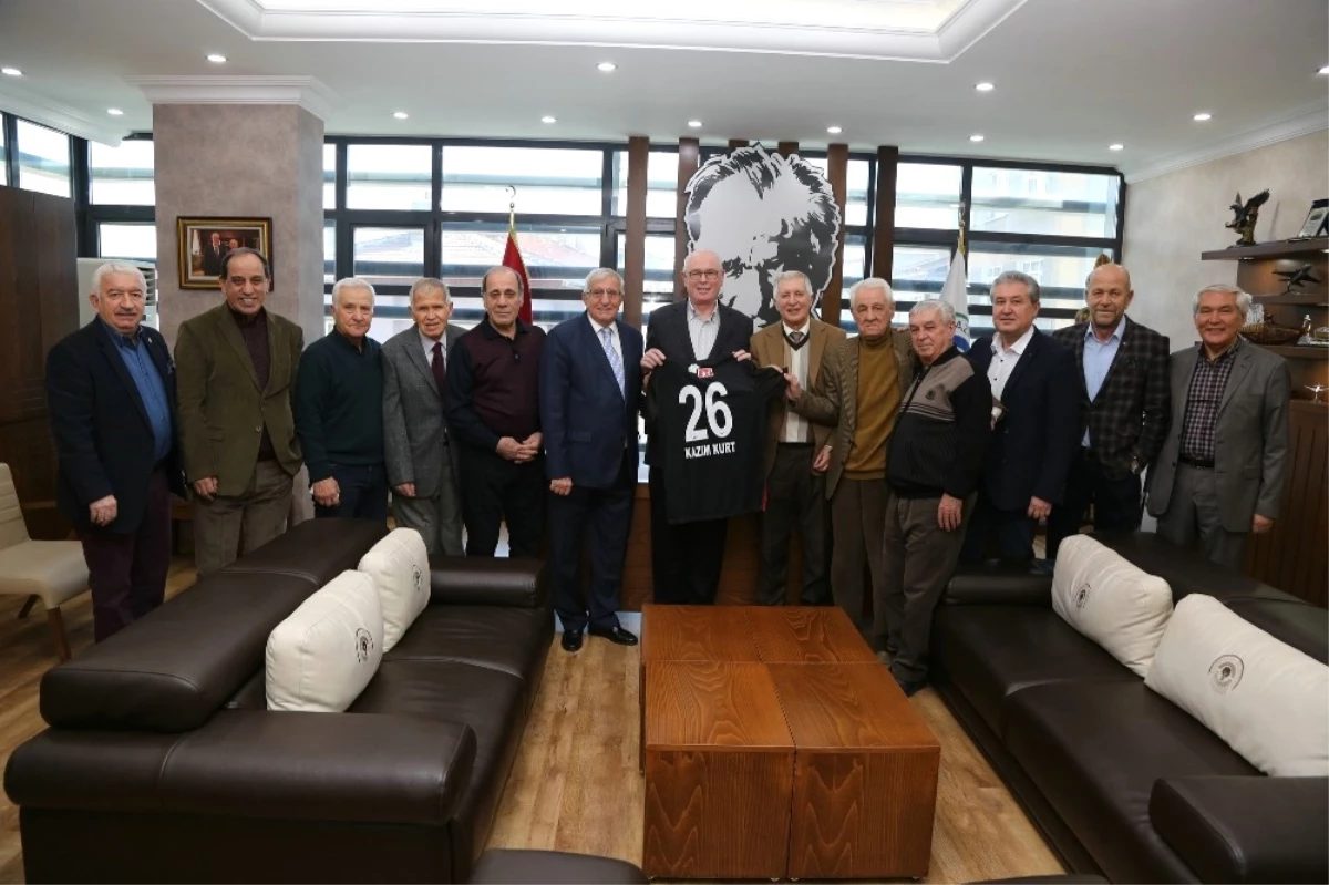 Eskişehirsporlu Profesyonel Futbolcular Dayanışma Derneğinden Kazım Kurt\'a Ziyaret