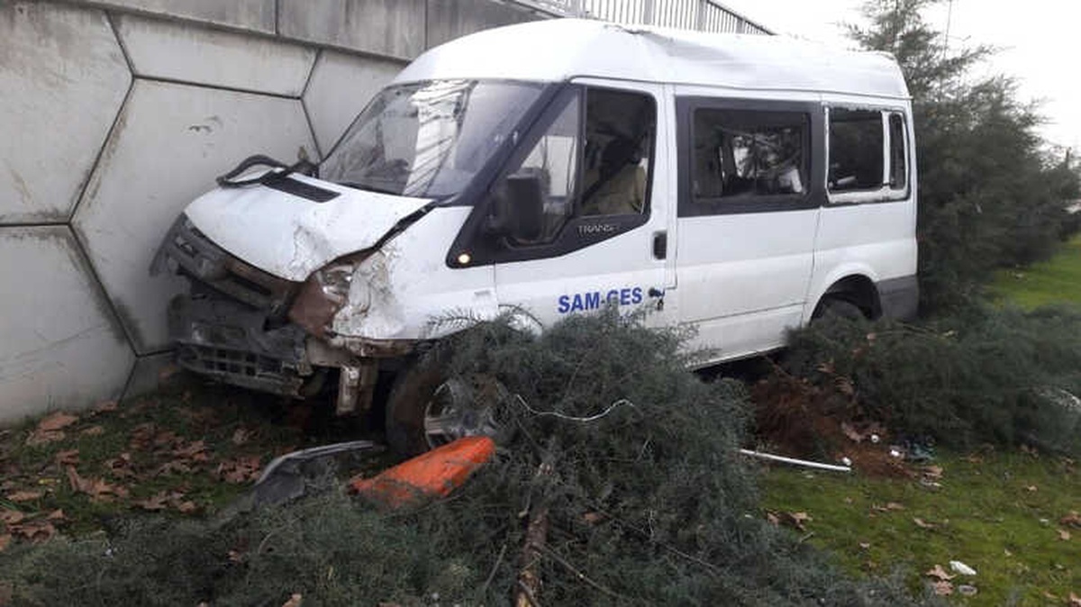 Giresun\'da Kontrolden Çıkan Minibüs Viyadük Duvarına Çarptı: 2 Yaralı