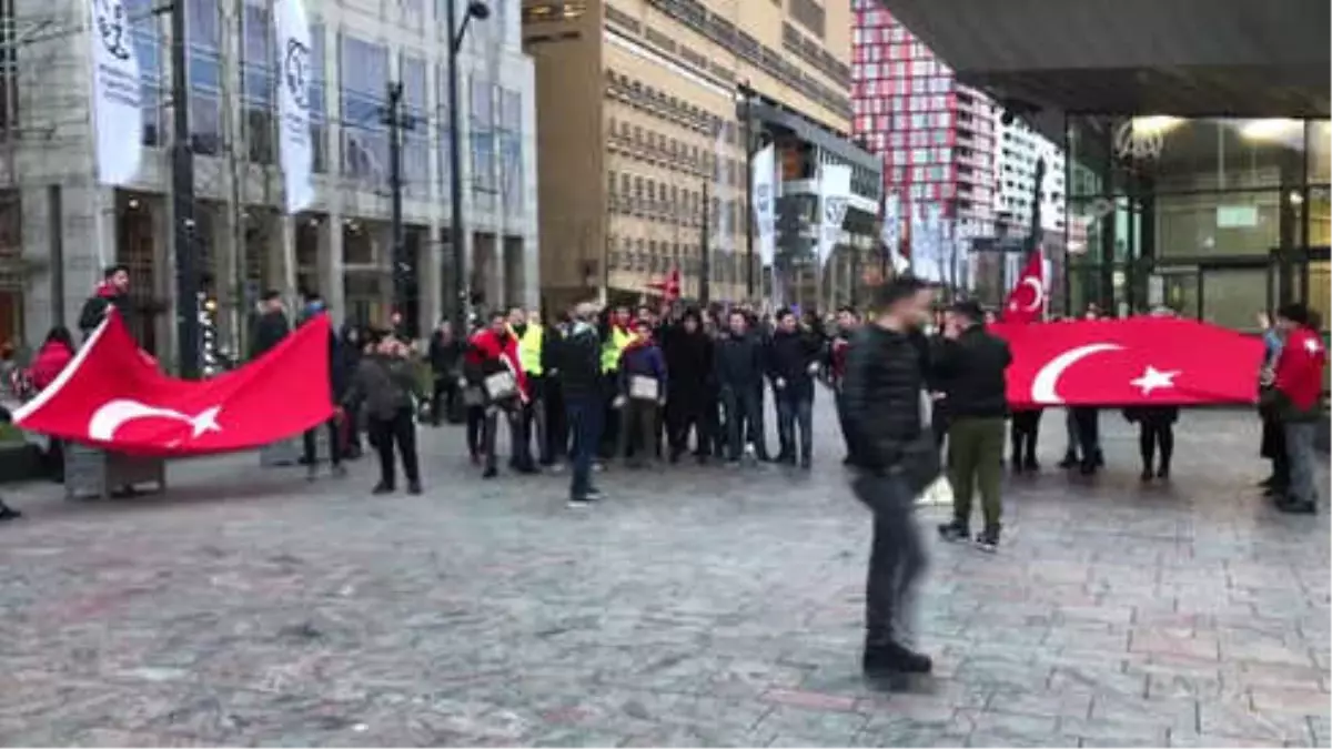 Hollanda\'da Yaşayan Türkler, PKK\'yı Protesto Etti