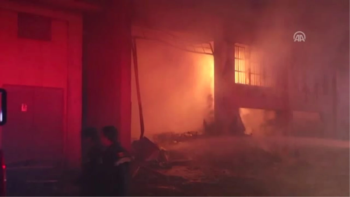 İzmir\'de Fabrika Yangını
