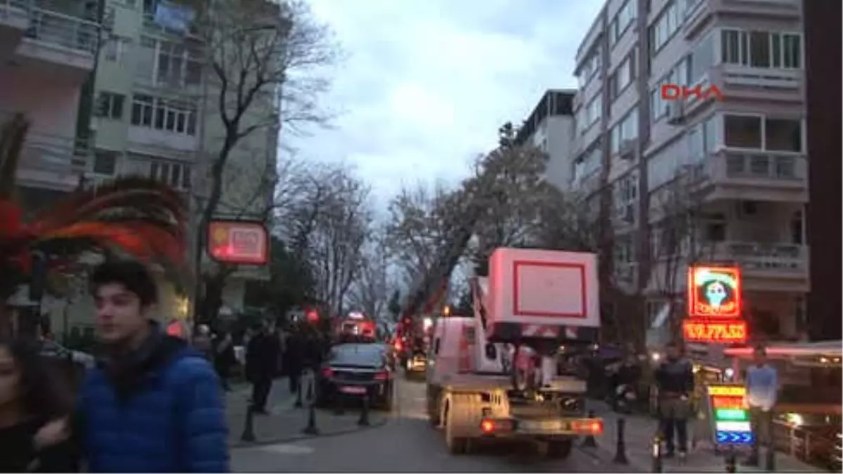Kadıköy\'de Yangın... Dairede Mahsur Kalanlar İtfaiye Tarafından Kurtarıldı
