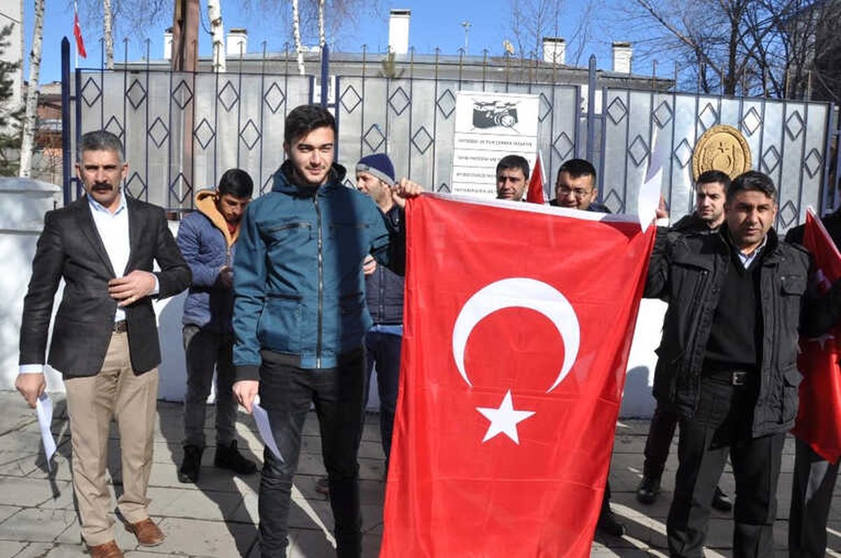 Kars\'ta Afrin Platformu Üyeleri Askerlik Şubesi\'ne Başvuruda Bulundu