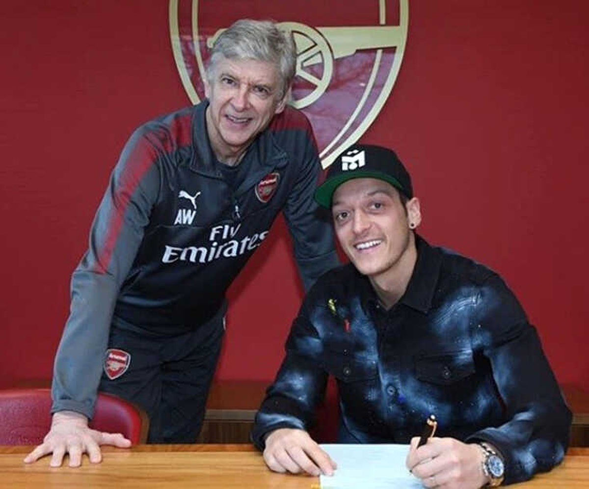 Mesut Özil İmzayı Attı, Arsenal Tarihine Geçti