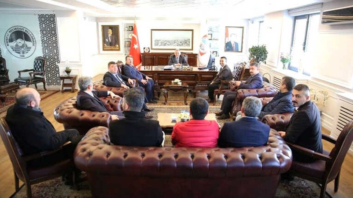 Minibüsçüler ve Servis İşletmecileri Başkan Büyükkılıç\'ı Ziyaret Etti