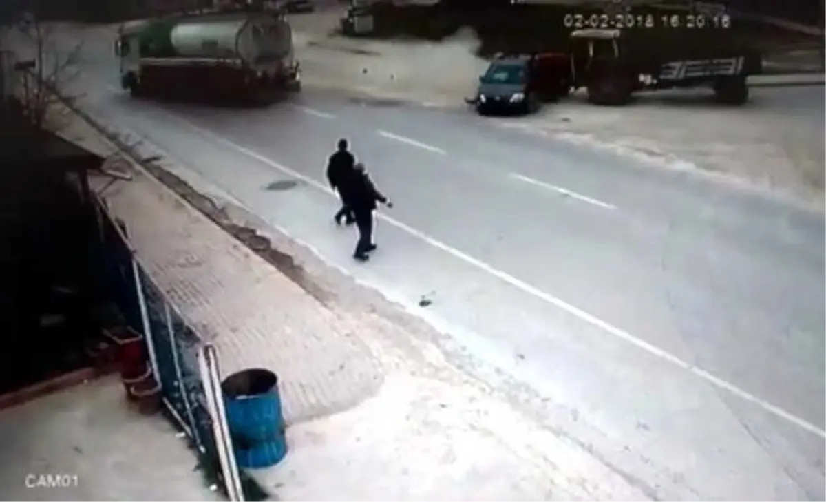 Otomobil Önce Yakıt Tankerine Sonra Traktöre Çarptı