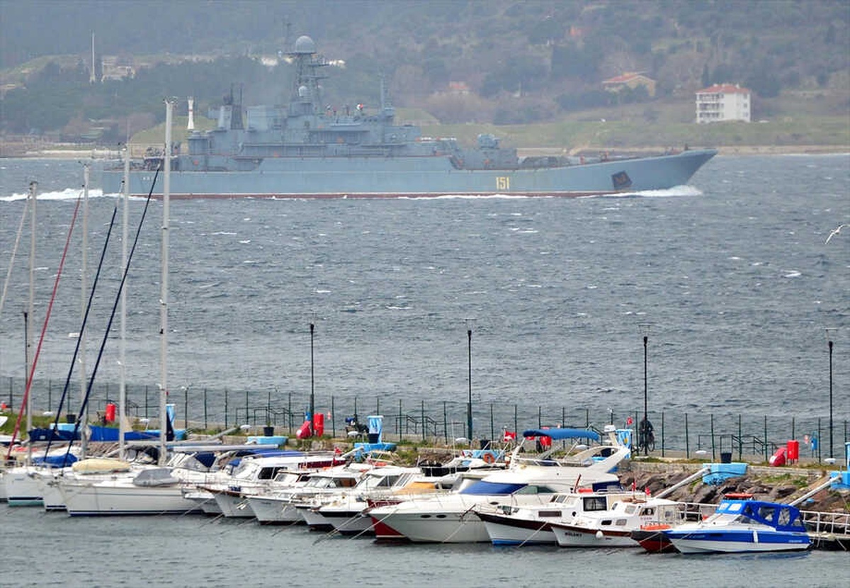 Rus Askeri Gemisi Çanakkale Boğazı\'ndan Geçti