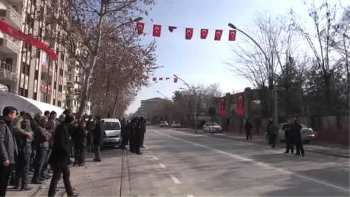 Şehit Sözleşmeli Uzman Erbaş Gürhan\'ın Naaşı Helallik Alınması İçin Getirildi