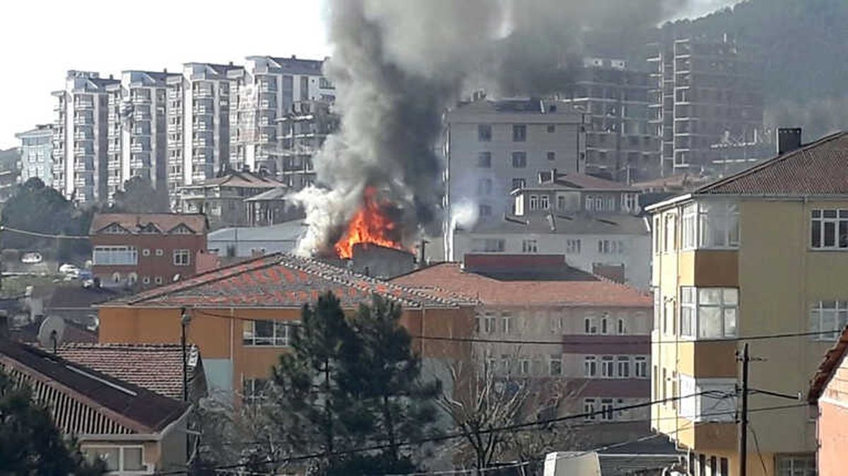 Sultanbeyli\'de Binanın Çatı Katı Alev Alev Yandı