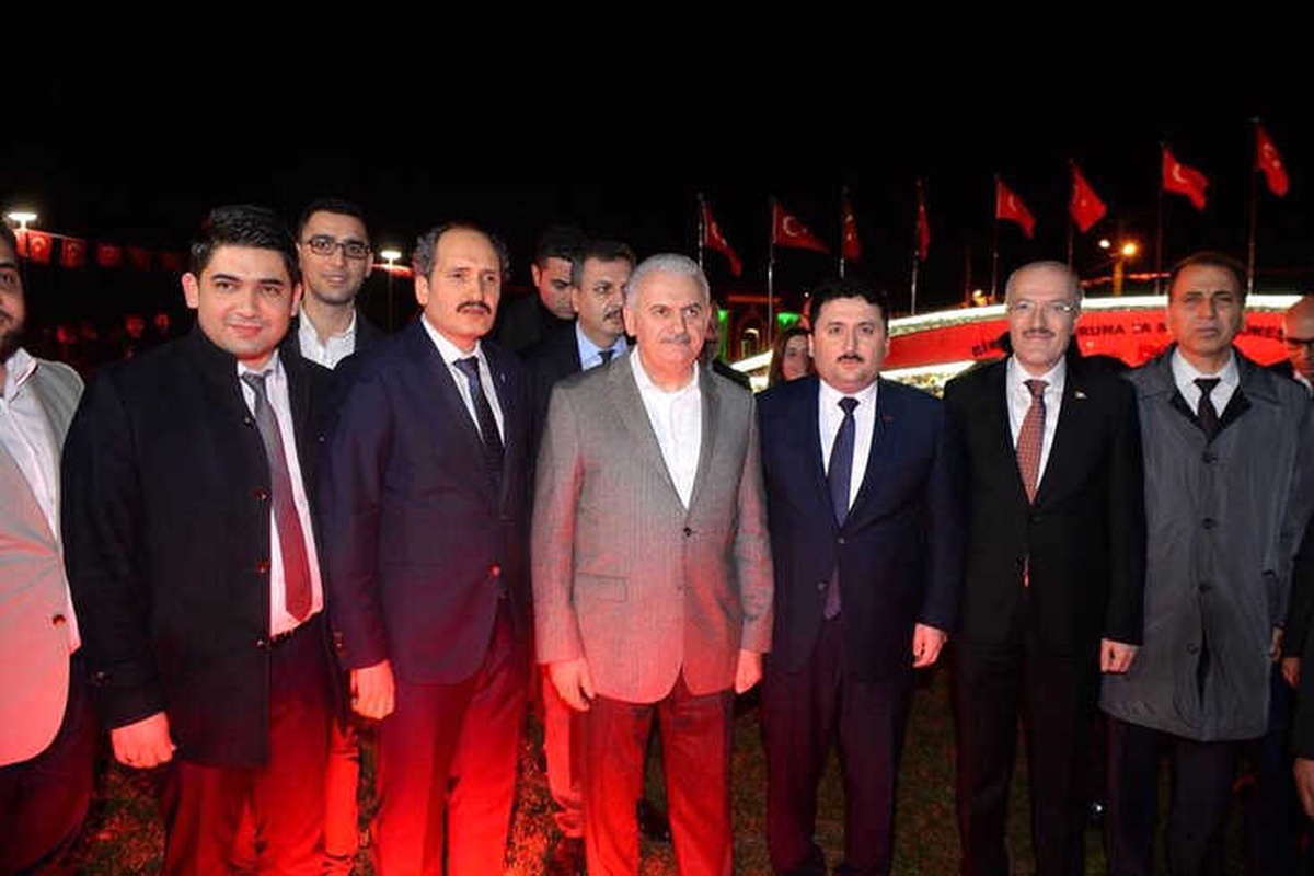 Başbakan Yıldırım, 15 Temmuz Şehitler Anıtı\'nı Ziyaret Etti