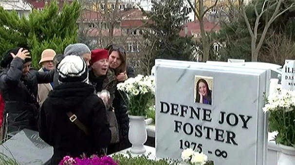 Defne Joy Foster'ın Annesi, Kızının Mezar Taşına Sarılıp Ağladı ile ilgili görsel sonucu