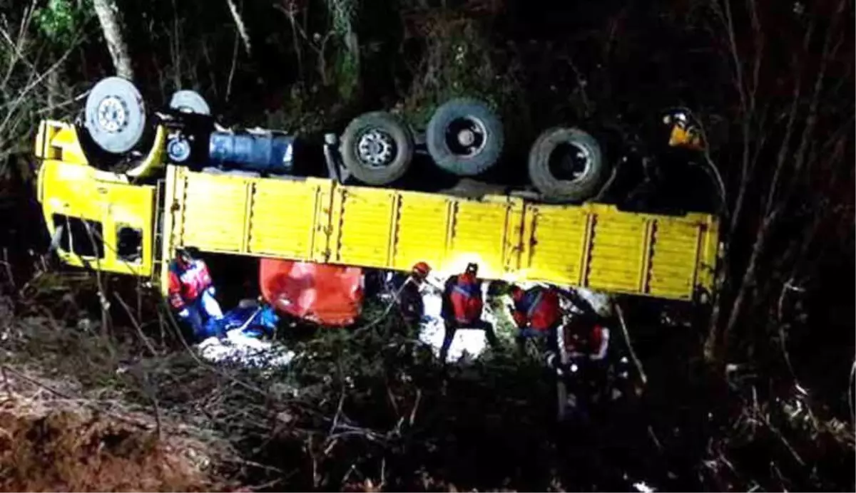 İşçileri Taşıyan Kamyonet Şarampole Yuvarlandı: 2 Ölü, 8 Yaralı