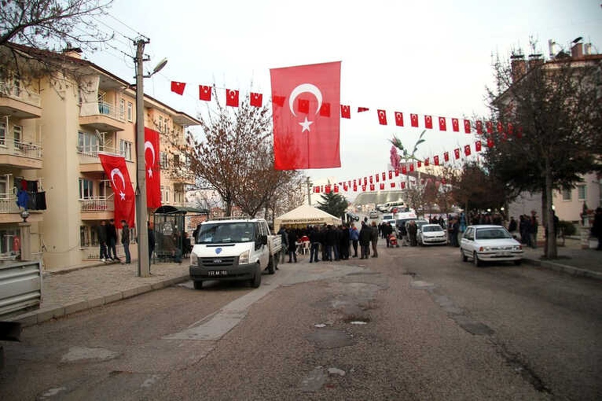 Ispartalı Şehidin Evinin Önüne Taziye Çadırı Kuruldu