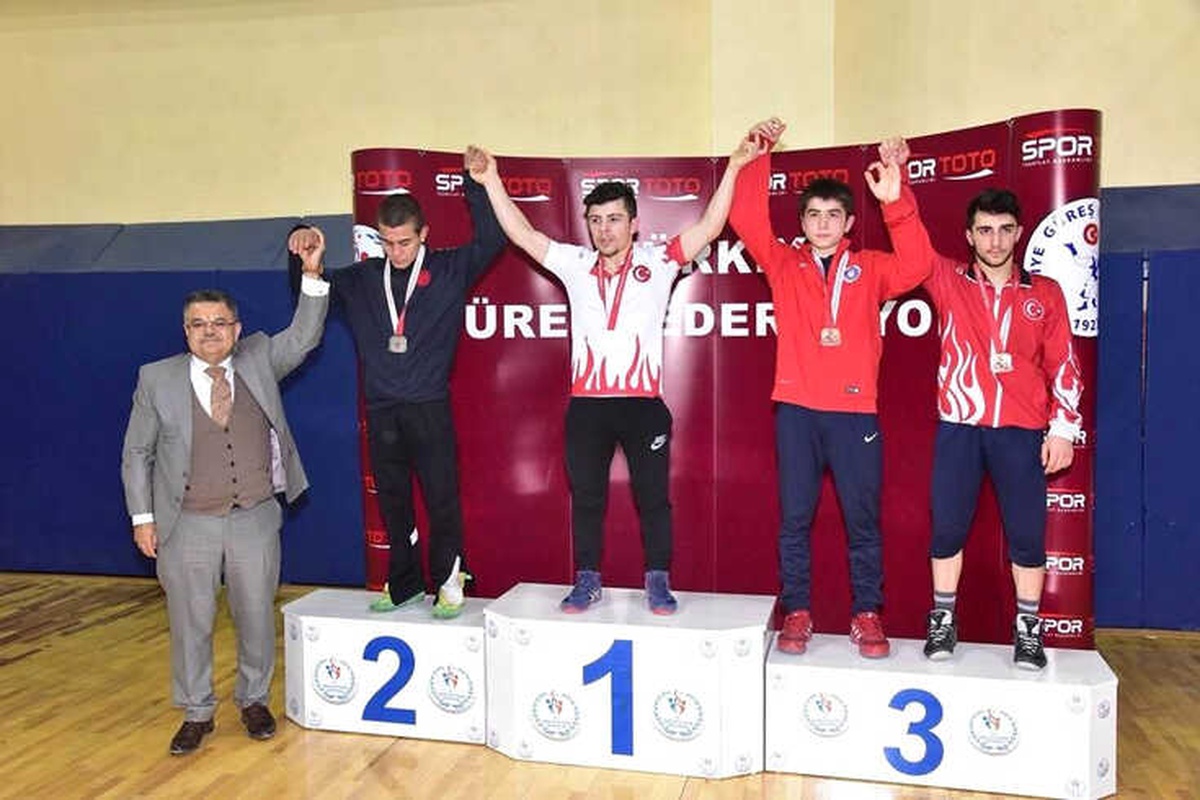 Sporculara Ödüllerini Başkan Yağcı Verdi