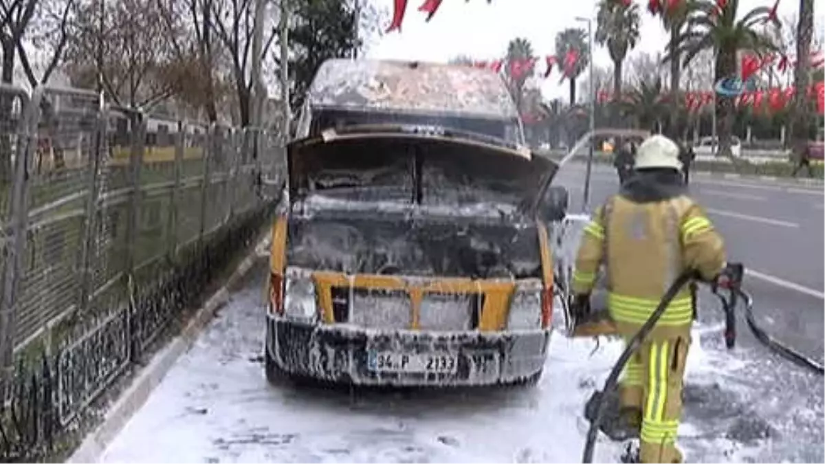 Vatan Caddesi\'nde Yanan PTT Aracı Trafiği Durdurdu