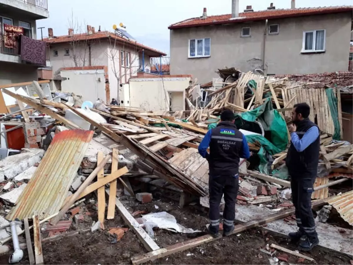 Afyonkarahisar\'da Doğalgaz Patlamasında Tek Katlı Ev Çöktü: 2 Yaralı