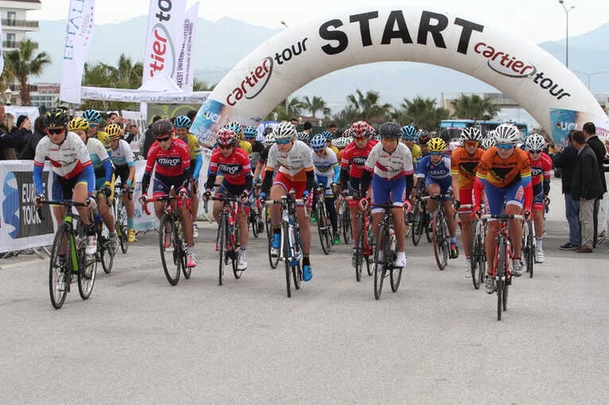 Alanya\'da Kadın Sporcular Pedal Çevirdi